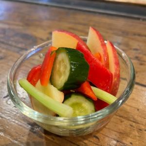 采用当地蔬菜制作的自制泡菜
