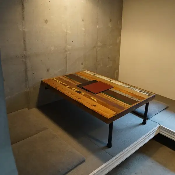 【半個室風の小上がり座敷席】靴を脱いでくつろげるお座敷席は、3名様~最大10名様までご利用可能です。周りを囲われたプライベート感のある空間なので、ご友人との集まりや小さなお子様連れのママ会にも安心してご利用いただけます。人気のお席ですので、早めのご予約をおすすめいたします。