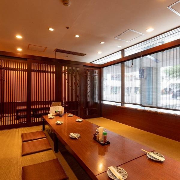 和テイストの落ち着いた雰囲気が漂う店内で、木の温もりを活かした内装と心地よい照明が、リラックスしたひとときを演出します♪テーブル席や掘りごたつ席を完備し、少人数から大人数の宴会まで幅広く対応可能です！掘りごたつ席は半個室となっておりますので、プライベートな集まりにも最適です♪