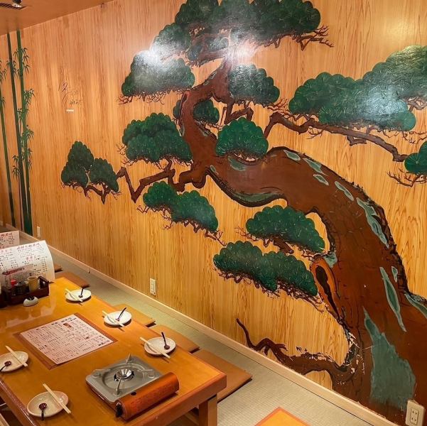能舞台のイメージの店内は広々とした掘りごたつ席（50名）があるので、大人数でもゆったり宴会がお楽しみいただけます。最大１２０名様以上のご利用で貸切も可能！様々なシーンに応じて使い分けできます♪