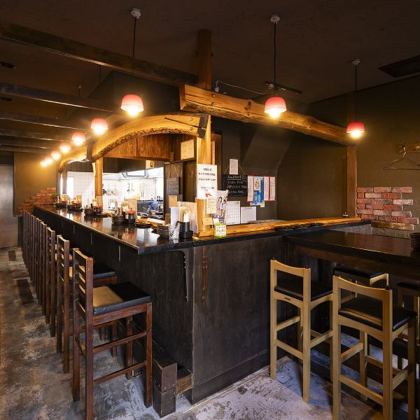 【全体内観・アクセス】 阪急京都本線西向日駅西口より徒歩約5分の好立地！店内は、温かみのある木材と落ち着いた色合いが調和した、居心地の良い空間です。シンプルでありながらも洗練されたデザインが心落ち着く雰囲気を醸し出し、温かいサービスと共に素敵な時間をお過ごしください！