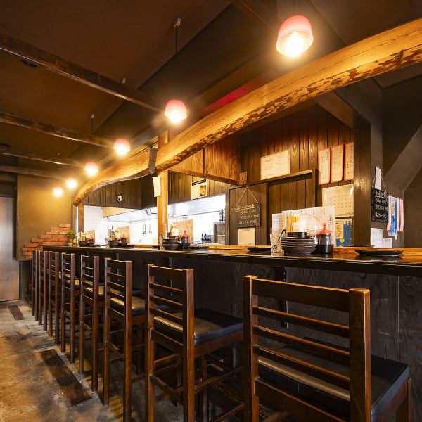 【カウンター席】 カウンター席は目の前で繰り広げられる料理のライブ感があります♪店主との距離感が近いのも魅力です。心地よい照明が柔らかく照らし、リラックスした雰囲気を演出。友人とのカジュアルな集まりや、一人での食事にも最適な空間で、特別なひとときを楽しむことができます♪