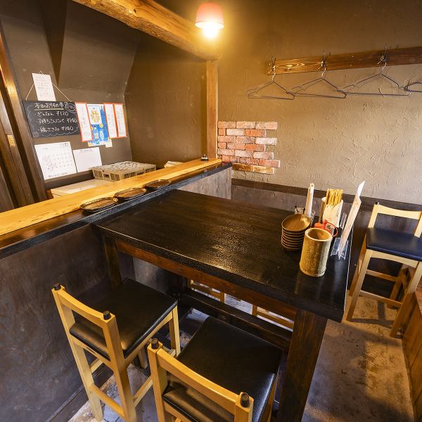 【テーブル席】 温かみのある木の質感と落ち着いた照明が心地よい空間を演出します。広々としたテーブルは、友人や家族との会話を楽しむのにぴったり。壁のレンガや木のアクセントが、居心地の良さを一層引き立てます。美味しい料理を囲んで、心温まるひとときをお楽しみください！