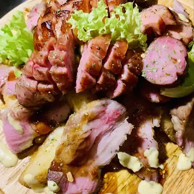 【平日３H飲放題★金土祝前日は２H】ローストポーク＆ソーセージ４５００円（税込）