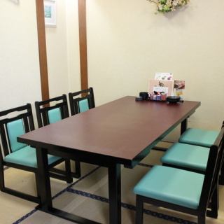 テーブル席完備！足を伸ばし、ゆったりと寛ぎながらお食事をお楽しみいただけます。貸切の際はぜひお気軽にご相談ください！