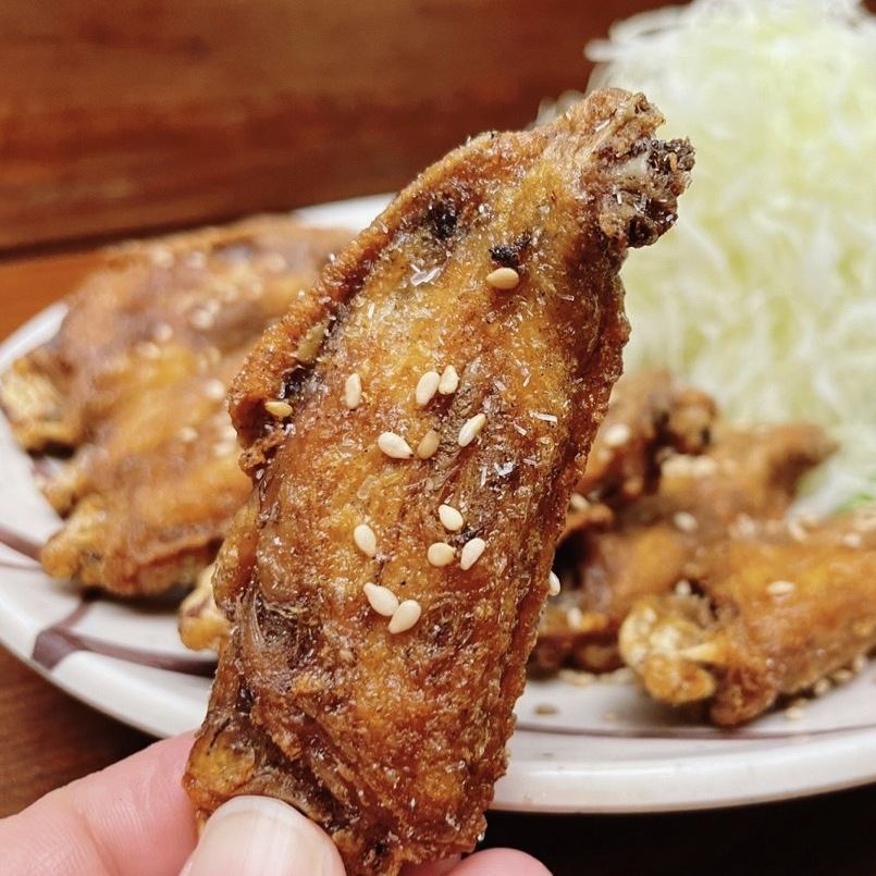 表面はパリッと二度揚げ！新鮮な手羽先と秘伝のタレを使用！