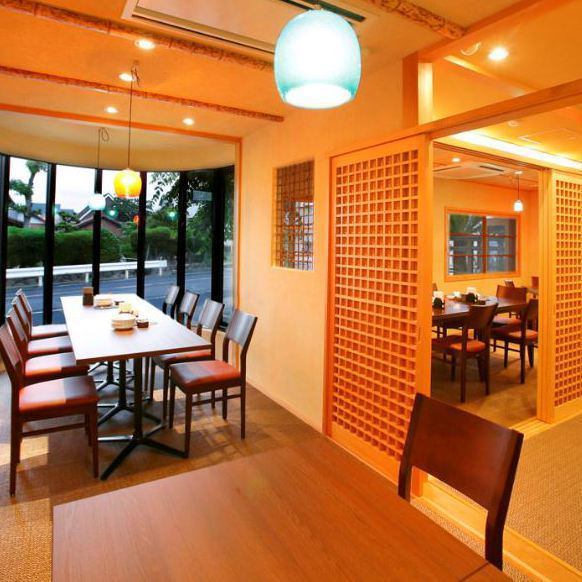 A semi-private table room like a cafe can accommodate up to 16 people !! Perfect for girls-only gatherings ♪ Seats for 10 people ~