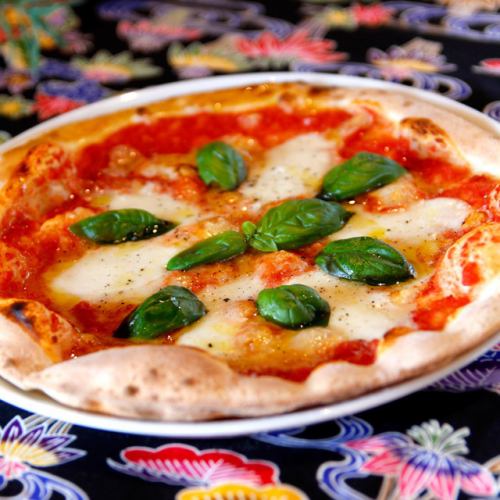 모짜렐라 치즈의 마르게리타 피자