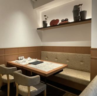 The sophisticated white interior and the warmth of wood creates a calm space.From lunchtime mom meetings to after-work dinners♪