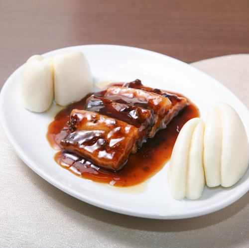 Braised Chinese pickled vegetables with steamed bread