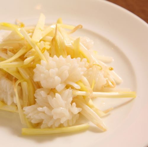 Lightly stir-fried squid with yellow chives and bean sprouts