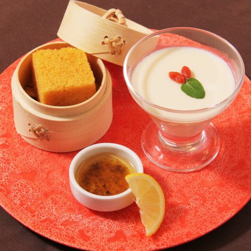 杏仁豆腐とマーラーカオ 蜂蜜の桂花醤を添えて