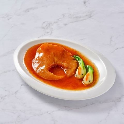 红烧整条鲨鱼鳍配虾籽