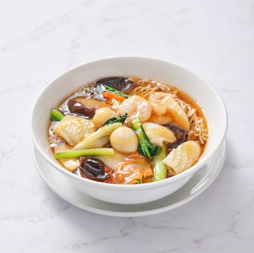 海鲜什锦蔬菜荞麦面配浓稠酱汁