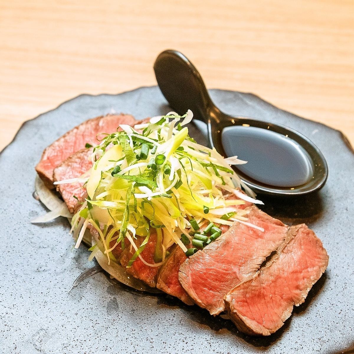 There are many highly recommended menus such as [Beef tataki with plenty of seasonings]!