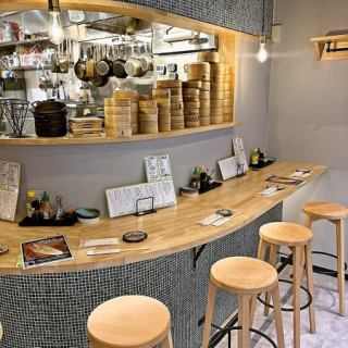 お食事やお酒をじっくりと楽しみたいときに。カウンター席をご用意しております。