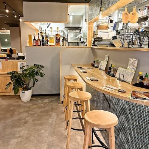 気兼ねなく楽しめるカウンター席◎お席からのご注文もご遠慮なくどうぞ♪