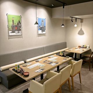 お寛ぎいただけるソファー席をご用意しております。おしゃべりもお食事も存分にお楽しみいただける空間です◎