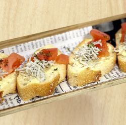 しらすとトマトのブルスケッタ