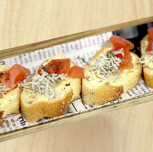 しらすとトマトのブルスケッタ
