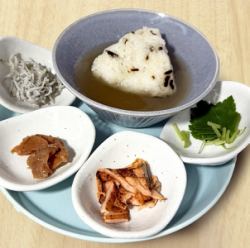 出汁茶漬けおにぎり(梅/鮭/しらす)