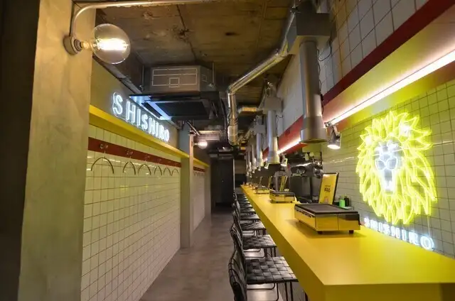 1階は、サク飲みやデートに最適なライブ感あふれるカウンター席をご用意！目の前には当店のシンボルである「獅子楼」のネオンロゴが美しく輝き、フォトジェニックな雰囲気を演出します。スタッフとの会話も楽しめる特等席で、肩肘張らずに美味しいお肉とお酒をご堪能ください。