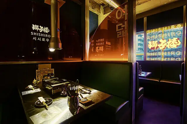 2階には、グループでのご宴会や会食にぴったりのテーブル席をご用意。ロールカーテンを下ろせば、プライベート感漂う「半個室」としてもご利用可能です。窓際のお席はネオンが輝く特等席。周りを気にせず、ゆったりとした大人な空間で絶品焼肉と美酒を存分に満喫できます。