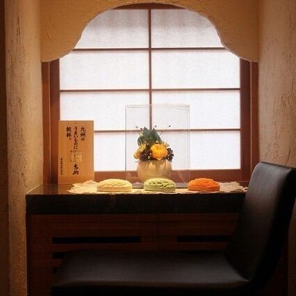 【노포의 분위기】 오랜 세월 계속되는 후쿠오카의 노포의 스시 가게.나무를 기조로 한, 고급감이 있는 점내는 상질의 식사를 보다 선명하게 물들입니다.소중한 분과의 식사나, 접대 등의 이용에도 최적입니다.