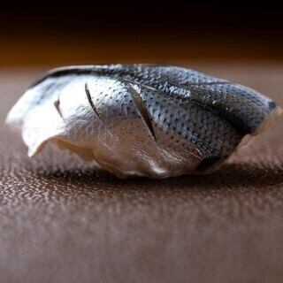 【밤의 코스】엄선 식재료를 아낌없이 사용한 스시를 마음껏 즐길 수 있는 코스◆19800엔(부가세 포함)