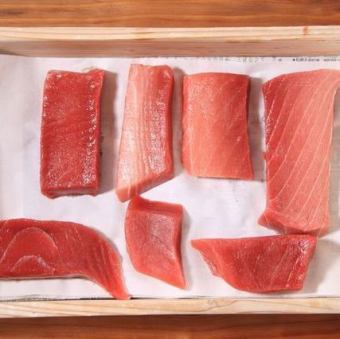 ■厨师使用当天采购的新鲜食材精心制作和卷制寿司。