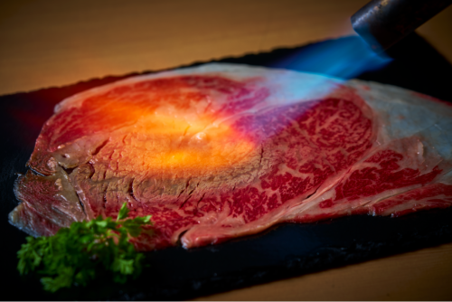 目の前で炙る一枚。