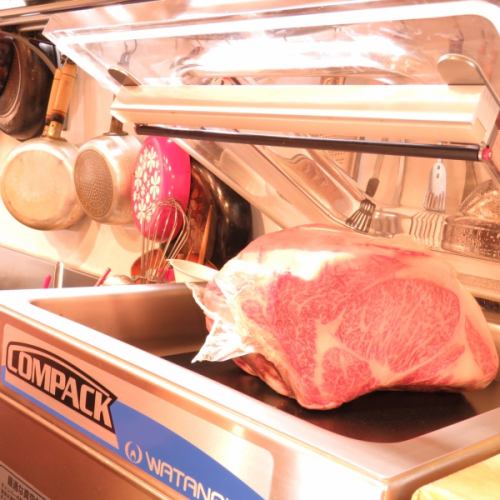 Keep the freshness of meat with a vacuum packager!