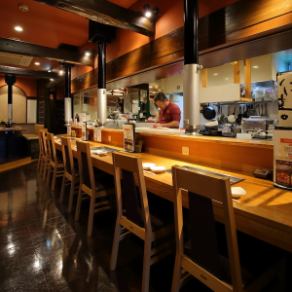 It is a counter seat used by regulars with a gridiron and dust, which is rare in Matsuyama.