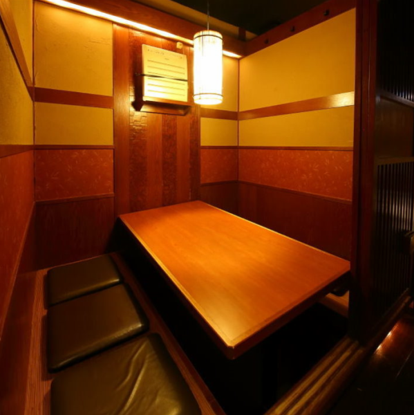 柔らかな照明が包み込む空間には、ゆったりと配置されたテーブル席をご用意。デートや少人数の飲み会でも、周りを気にせず食事と会話を心ゆくまで楽しめるのが魅力です。清潔感のあるスタイリッシュな内装は女性のお客様からも好評で、女子会や誕生日会など、特別な日のランチやディナーにも最適です。