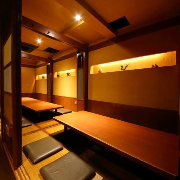 お仕事帰りにサクッと一杯楽しみたい時や、大切な方としっぽり語り合いたい夜にもぴったり。広々とした開放感のある設計になっており、隣の席との間隔もしっかり確保。リラックスして過ごせる空間づくりを徹底しております。