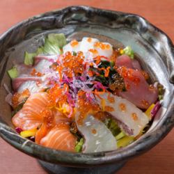 海鮮サラダいくらのせ
