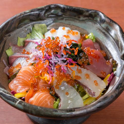 海鮮サラダいくらのせ