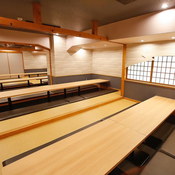 お仕事帰りにサクッと一杯楽しみたい時や、大切な方としっぽり語り合いたい夜にもぴったり。広々とした開放感のある設計になっており、隣の席との間隔もしっかり確保。リラックスして過ごせる空間づくりを徹底しております。