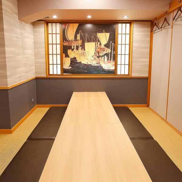 用途に合わせてテーブルのレイアウト変更も可能なため、少人数から団体様まで柔軟にご案内いたします。落ち着いたトーンの内装は、カジュアルな飲み会から少しフォーマルな会食まで幅広くご利用いただける万能な雰囲気。美味しい牡蠣料理を囲みながら、思い出に残る賑やかなひと時をお過ごしください。