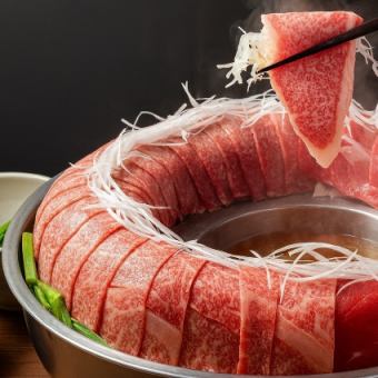 新年特惠！ 「極致」套餐（每人一份），內含日式黑牛西冷火鍋和牛舌等肉料！