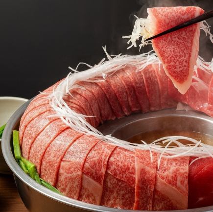 新年特惠!“极致”套餐(每人一份),包含日式黑牛西冷火锅和牛舌等肉类菜肴!