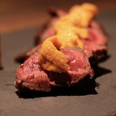 At SAKU, we are also focusing on meat dishes such as the popular [Mariage of lean beef and sea urchin].