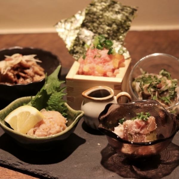 [5 kinds of small bowls] is a nice dish with a selection of snacks that go well with sake using seasonal ingredients.