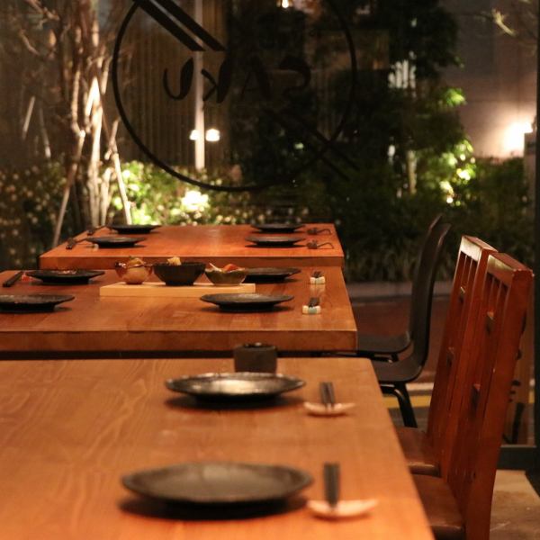 餐廳內部採用精緻的日式現代設計，在擁有別緻成熟的氛圍的同時，是一個可以隨意享用美食和清酒的空間。它不僅可以用於日常用餐，還可以用於約會、女生聚會、生日、紀念日等各種場合。
