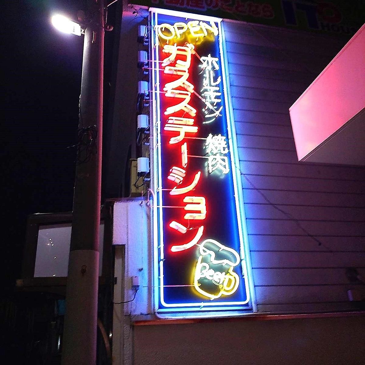 You can spend time with your loved ones while enjoying yakiniku at the counter seats.