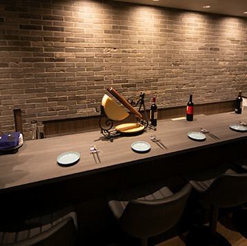 シックでモダンな雰囲気の店内には、多彩なお席をご用意しております◎ボックスタイプのテーブル席や、お二人様に最適なカップルシートがございます♪お一人様でも気軽に利用できるカウンター席も人気！オシャレで落ち着いた空間で、どなた様も心ゆくまでお食事をお楽しみいただけます。