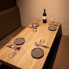 落ち着いた雰囲気の店内には、ゆったりとお寛ぎいただけるテーブル席（ボックス席）を2卓ご用意しております♪少人数の飲み会やご家族でのお食事はもちろん、デート利用にも最適です◎他のお客様を気にせず会話をお楽しみいただけます。大人な雰囲気の中でごゆっくりどうぞ♪