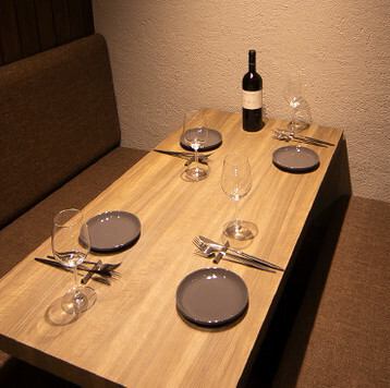 落ち着いた雰囲気の店内には、ゆったりとお寛ぎいただけるテーブル席（ボックス席）を2卓ご用意しております♪少人数の飲み会やご家族でのお食事はもちろん、デート利用にも最適です◎他のお客様を気にせず会話をお楽しみいただけます。大人な雰囲気の中でごゆっくりどうぞ♪