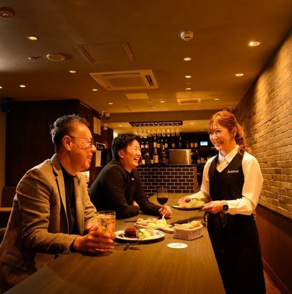 すすきのの夜にそっと灯る【大人のための隠れ家】がコンセプトです◎すすきの駅から徒歩1分の好立地にありながら、都会の喧騒を忘れさせる落ち着いた雰囲気が魅力♪店内はシックでモダンな空間で、デートや記念日、接待など、大切な方との特別なひとときを、ゆったりとお過ごしいただけます。