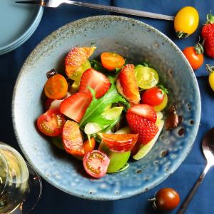 色彩缤纷的蔬菜和时令水果沙拉——宛如一个珠宝盒